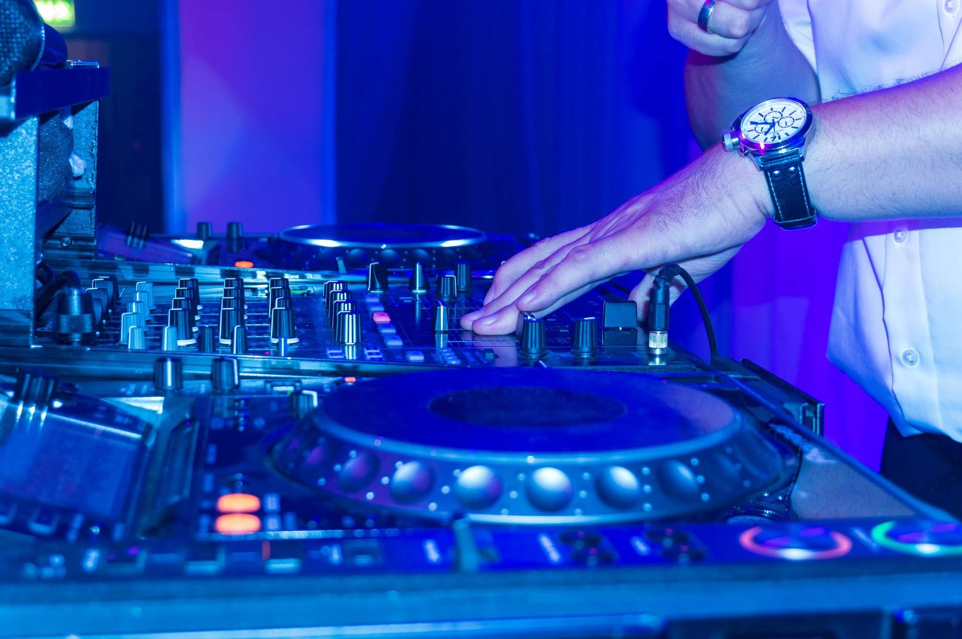 Bride and groom on the dance floor at a Hunter Valley wedding hosted by Newcastle Hunter DJs